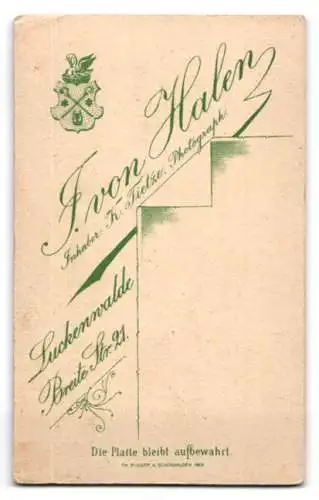 Fotografie J. von Halen, Luckenwalde, Breite Str. 21, Porträt einer Frau in eleganter Kleidung
