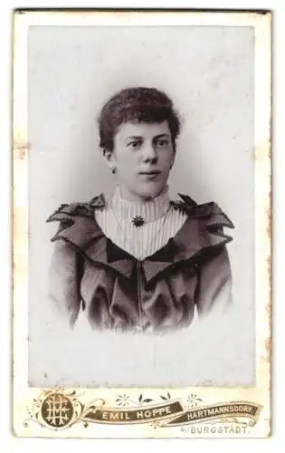 Fotografie Emil Hoppe, Hartmannsdorf b. Burgstädt, Portrait einer jungen Dame in modischer Kleidung