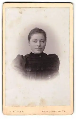 Fotografie G. Müller, Brandenburg a. H., Grosse Münzenstrasse 3, Portrait einer Frau in elegantem Kleid