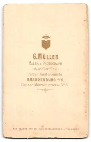 Fotografie G. Müller, Brandenburg a. H., Grosse Münzenstrasse 3, Portrait einer Frau in elegantem Kleid