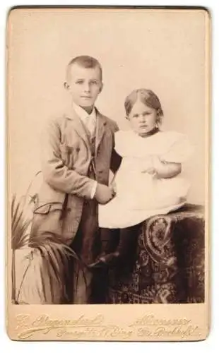 Fotografie C. Pagendorf, Hannover, Georgstr. 17, Junge mit seiner kleinen Schwester