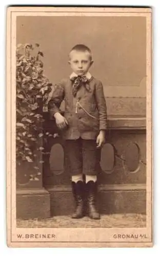 Fotografie W. Breiner, Gronau a. L., Kleine Junge im eleganten Anzug