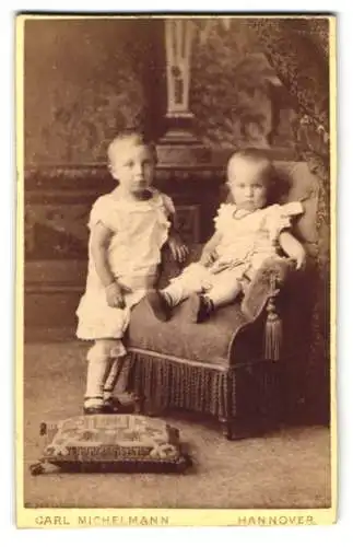 Fotografie Carl Michelmann, Hannover, Georgstrasse 1, Zwei kleine Kinder in einem eleganten Salon