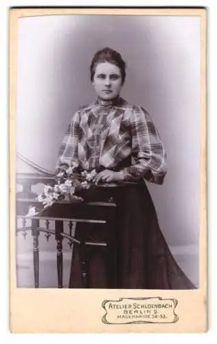 Fotografie Atelier Schloenbach, Berlin, Hasenheide 52-53, Portrait einer jungen Frau mit karierter Bluse