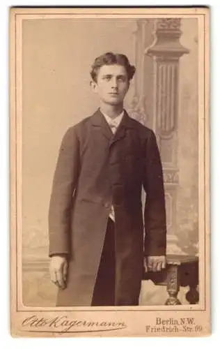 Fotografie Otto Kagermann, Berlin, Friedrich-Str. 99, Porträt eines jungen Mannes