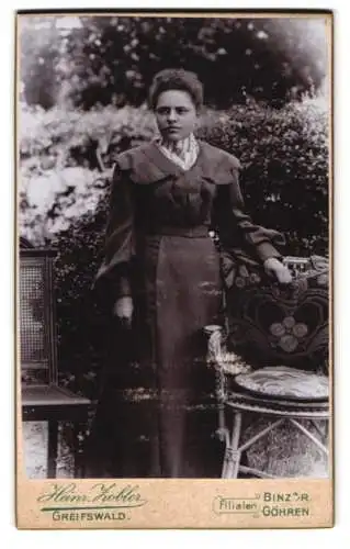 Fotografie Heinr. Köhler, Greifswald, Markt-Strasse 11, Dame im Garten