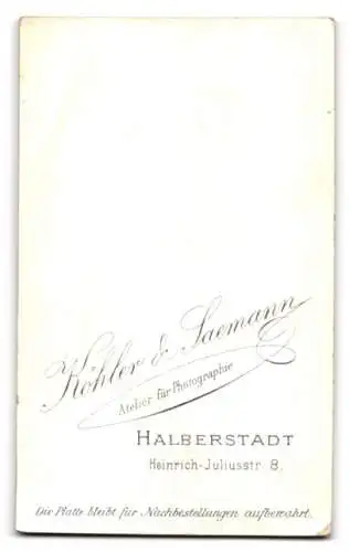 Fotografie Köhler & Saemann, Halberstadt, Heinrich-Juliusstr. 8, Porträt eines jungen Mannes im Anzug