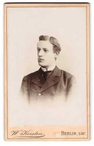 Fotografie W. Kersten, Berlin, Krausenstrasse 35, Portrait eines jungen Mannes im Anzug