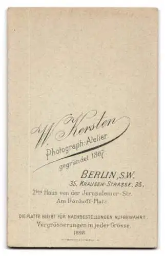 Fotografie W. Kersten, Berlin, Krausenstrasse 35, Portrait eines jungen Mannes im Anzug