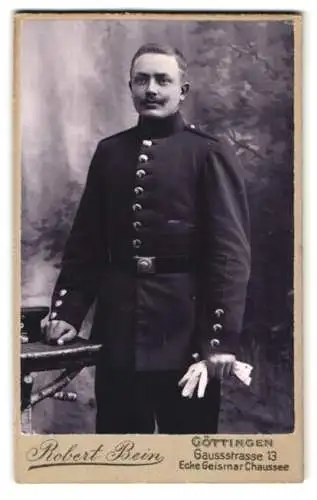 Fotografie Robert Bein, Göttingen, Gaussstrasse 13, Soldat in Uniform