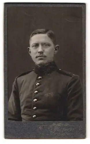 Fotografie Theo Classens, Magdeburg, Porträt eines Soldaten in Uniform