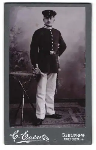 Fotografie C. Ewen, Berlin-S.W., Friesenstr. 14, Stehender Soldat in Uniform