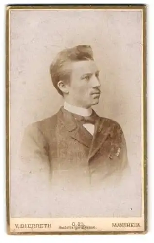 Fotografie V. Bierreth, Mannheim, Heidelbergerstrasse 65, Portrait eines Mannes im Anzug