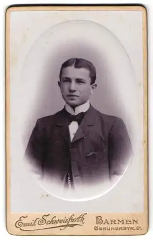 Fotografie Emil Schweisfurth, Barmen, Berlinerstrasse 61, Porträt eines jungen Mannes in eleganter Kleidung