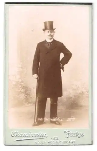 Fotografie Chamberlin, Paris, Boulevard Rochechouart 63, Eleganter Herr mit Zylinder und Spazierstock