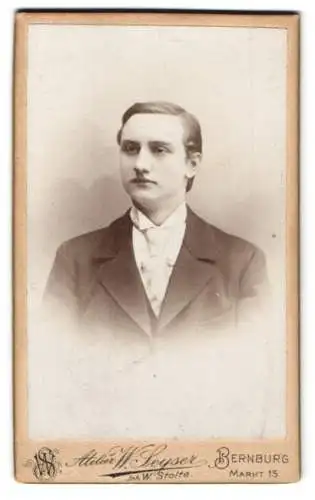 Fotografie Atelier W. Seyser, Bernburg, Markt 15, Portrait eines jungen Mannes