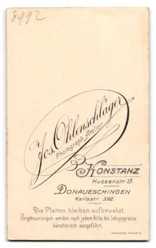 Fotografie Jos. Ohlenschläger, Donaueschingen, Karlsstr. 392, Porträt eines jungen Mannes in Anzug und Fliege