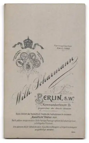 Fotografie Wilh. Scharmann, Berlin, Kommandantenstr. 15, Eine Frau im eleganten Kleid an einem Tisch