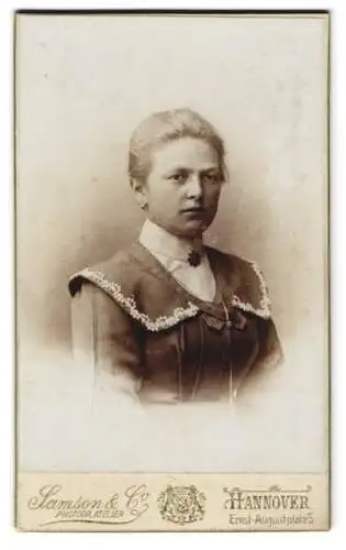 Fotografie Samson & Co., Hannover, Ernst-Augustplatz 5, Porträt einer jungen Frau