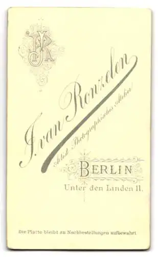 Fotografie J. van Ronzelen, Berlin, Unter den Linden 11, Porträt einer jungen Frau in hellem Kleid
