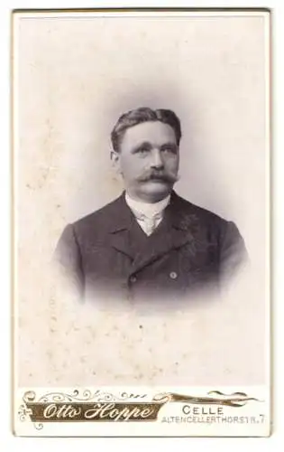 Fotografie Otto Hoppe, Celle, Altencellerthorstrasse 7, Portrait eines Mannes mit Schnurrbart