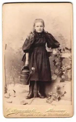 Fotografie C. Pagendorf, Hannover, Georgstr. 17, Mädchen mit Giesskanne neben dekorativer Säule