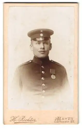 Fotografie H. Richter, Metz, Gartenstr. 23, Porträt eines Soldaten in Uniform mit Medaille