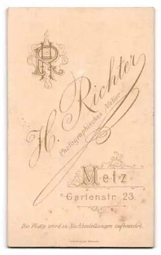 Fotografie H. Richter, Metz, Gartenstr. 23, Porträt eines Soldaten in Uniform mit Medaille