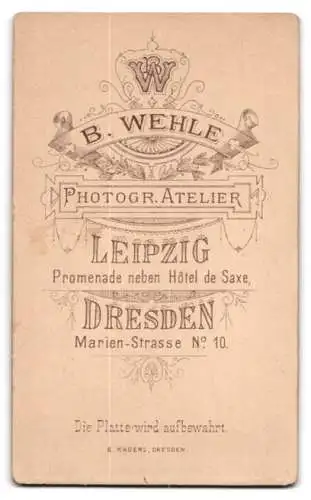 Fotografie B. Wehle, Dresden, Marien-Strasse 10, Junges Mädchen in weissem Kleid mit Blumenstrauss