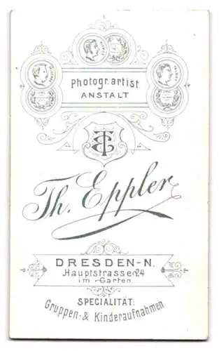 Fotografie Th. Eppler, Dresden-N., Hauptstr. 24, Porträt eines kleinen Kindes in dunklem Kleid