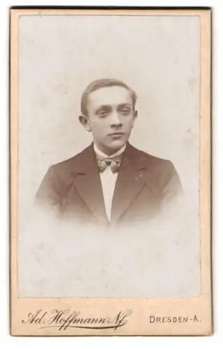 Fotografie Ad. Hoffmann, Dresden, Waisenhausstrasse 38, Portrait eines stilvoll gekleideten jungen Mannes