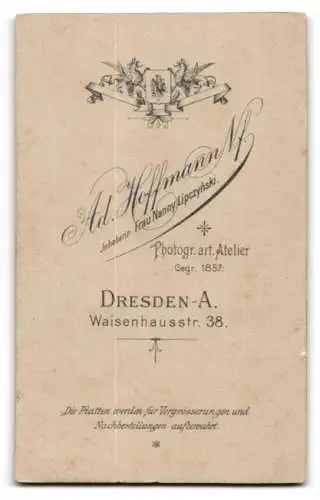 Fotografie Ad. Hoffmann, Dresden, Waisenhausstrasse 38, Portrait eines stilvoll gekleideten jungen Mannes