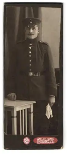 Fotografie Emil Maass, Schwarzenberg, Bahnhofstr., Ein Soldat in Uniform mit Handschuhen