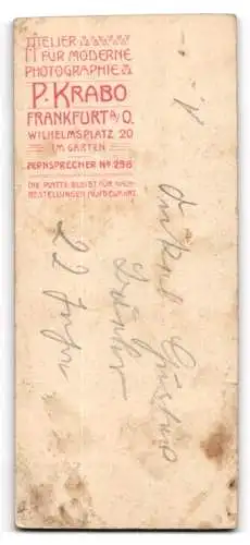 Fotografie P. Krabo, Frankfurt a. O., Wilhelmsplatz 20, Soldat in Uniform neben einem Stuhl