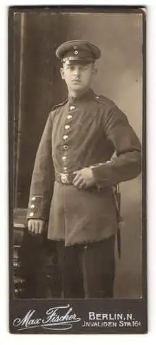 Fotografie Max Fischer, Berlin, Invaliden Str. 164, Porträt eines jungen Soldaten in Uniform