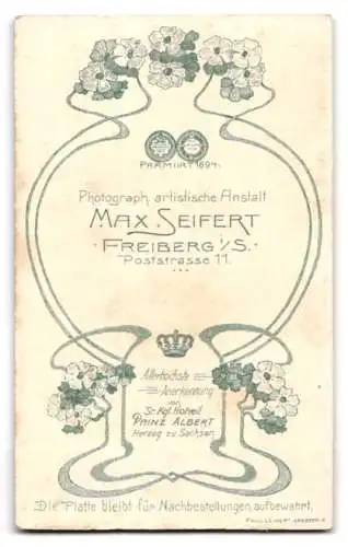 Fotografie Max Seifert, Freiberg i. S., Poststrasse 11, Porträt einer eleganten Dame in besticktem Kleid