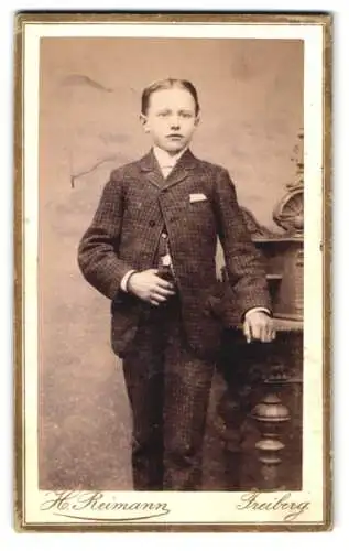 Fotografie H. Reimann, Freiberg, Weingasse 9, Junge im eleganten Anzug