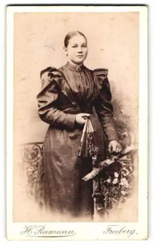 Fotografie H. Reimann, Freiberg, Weingasse 9, Dame mit elegantem Fächer