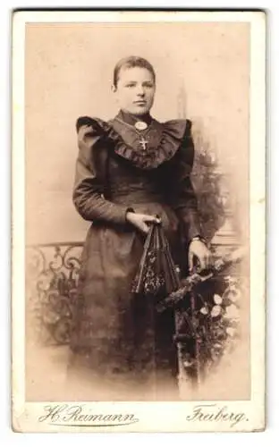 Fotografie H. Reimann, Freiberg, Weingasse 9, Dame mit elegantem Fächer in feiner Kleidung