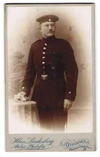 Fotografie Herm. Lindenberg, Dresden, Waisenhausstrasse 38, Stehender Soldat in Uniform