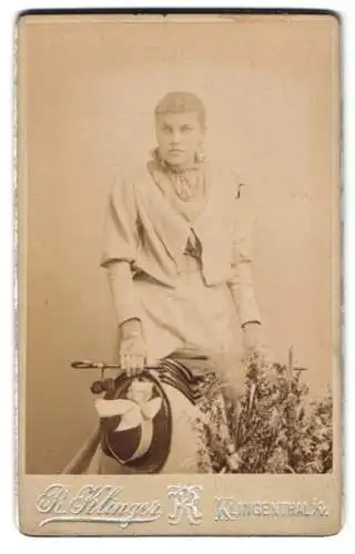 Fotografie R. Klinger, Klingenthal i. V., Junge Frau mit Hut und Blumenstrauss