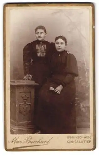 Fotografie Max Burchard, Braunschweig, Friedrich Wilhelm-Strasse, Zwei Frauen in dunkler Kleidung.