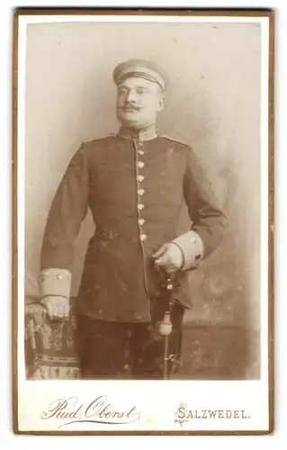 Fotografie Rud. Oberst, Salzwedel, Breitestrasse 8, Porträt eines Soldaten in Uniform