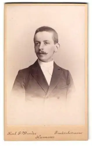 Fotografie Karl F. Wunder, Hannover, Friedrichstrasse, Portrait eines jungen Mannes mit Schnurrbart