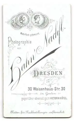 Fotografie Hahn`s Nachf., Dresden, Waisenhaus-Strasse 30, Dame im gestreiften Kleid