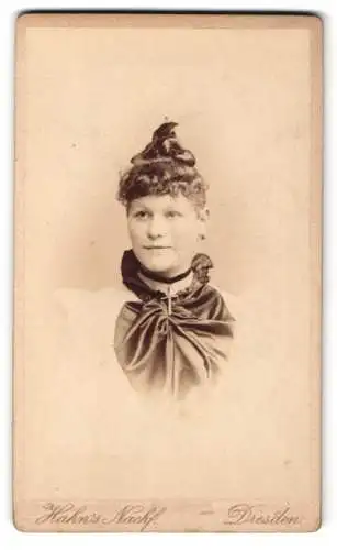 Fotografie Hahn’s Nachf., Dresden, Waisenhaus-Strasse 30, Portrait einer Frau mit Hochsteckfrisur