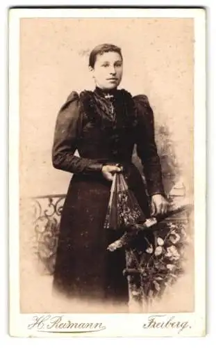 Fotografie H. Reimann, Freiberg, Weingasse 9, Frau mit dekorativem Fächer