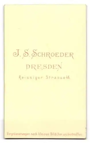 Fotografie J. S. Schroeder, Dresden, Reissiger Strasse 46, Eine junge Frau mit Buch