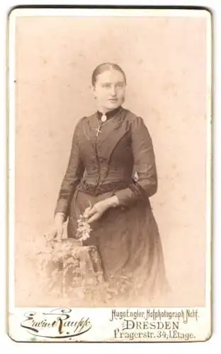 Fotografie Erwin Raupp, Dresden, Pragerstr. 34, Frau in dunklem Kleid mit Blumengesteck