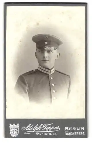 Fotografie Adolph Tepper, Berlin, Hauptstrasse 20, Portrait eines jungen Soldaten in Uniform